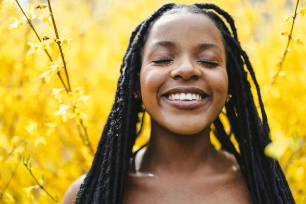 Bahar çiçeklerindeki güzel genç kadın.