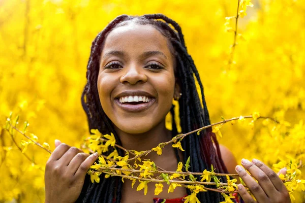 Bahar çiçeklerindeki güzel genç kadın.