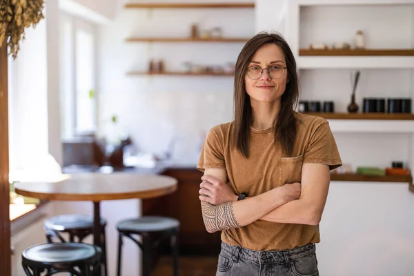 Portrait Young Woman Standing Her Home — Stock Photo, Image