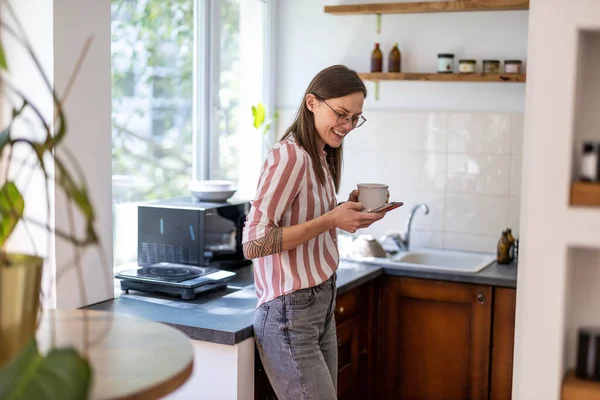 Mujer Joven Usando Teléfono Inteligente Mientras Está Pie Cocina Casa — Foto de Stock