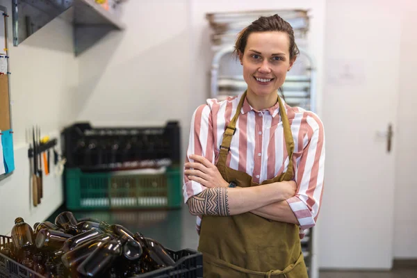 Frau Arbeitet Einer Kleinen Lebensmittelfirma — Stockfoto