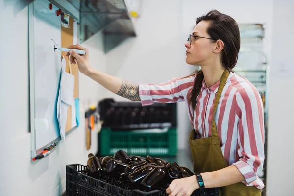 Vrouw Werkzaam Een Klein Voedselproductiebedrijf — Stockfoto