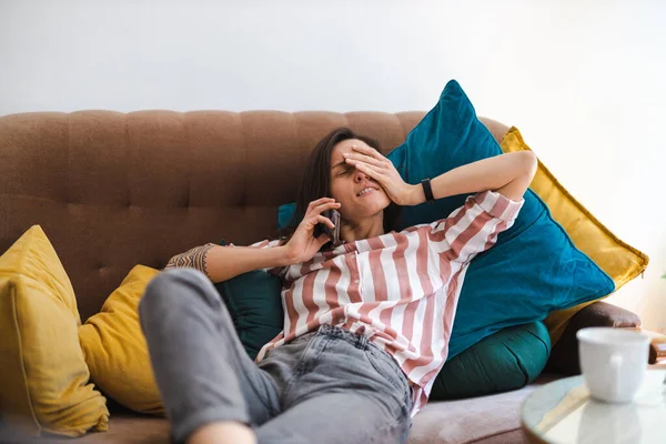 Mujer Joven Cansada Sofá Con Smartphone — Foto de Stock