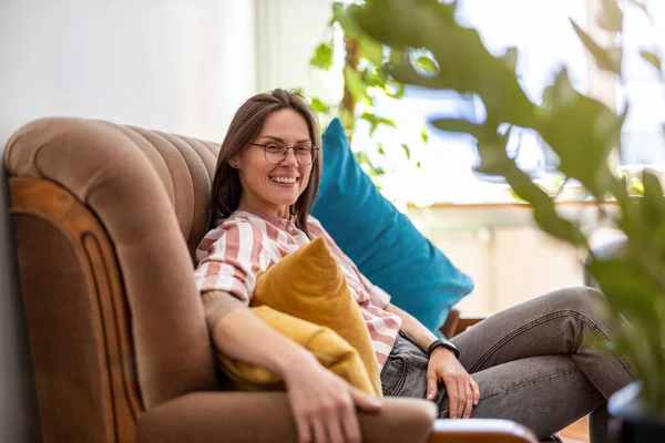 Portrait Young Woman Sitting Sofa Looking Camera — Stock Photo, Image