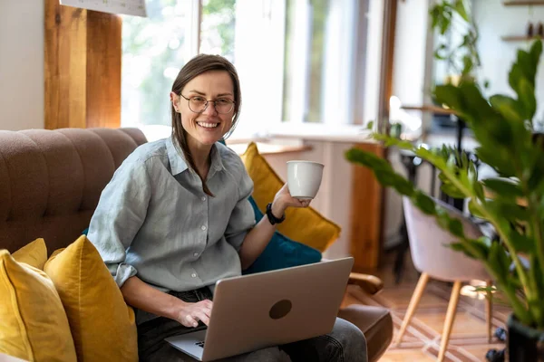 Mujer Joven Usando Ordenador Portátil Casa — Foto de Stock