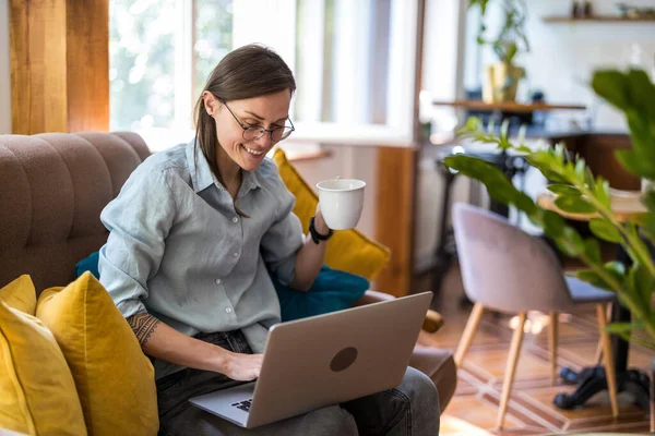 Jovem Mulher Usando Laptop Casa — Fotografia de Stock