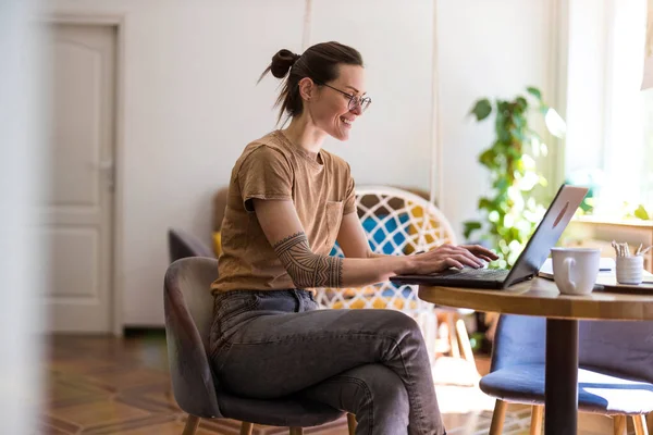 Молода Жінка Використовує Ноутбук Вдома Ліцензійні Стокові Зображення