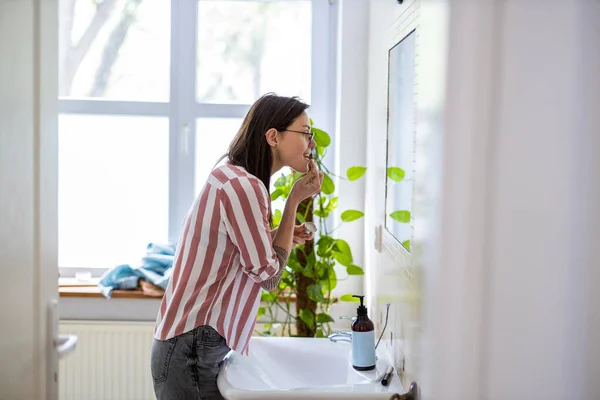 Donna Che Applica Lucidalabbra Davanti Allo Specchio Del Bagno — Foto Stock