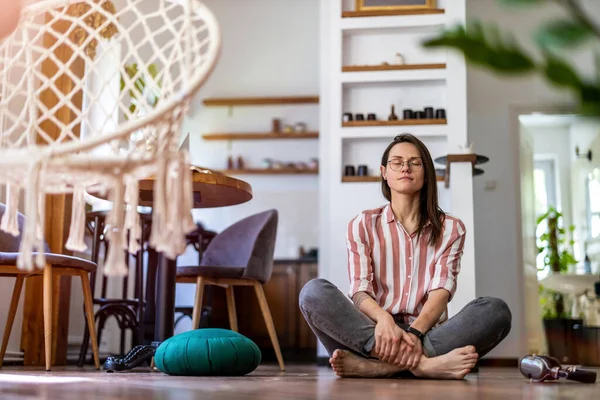 Relaxed Young Woman Sitting Floor Home — Stock Photo, Image