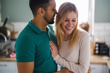 Evde sarılma aşık genç Çift