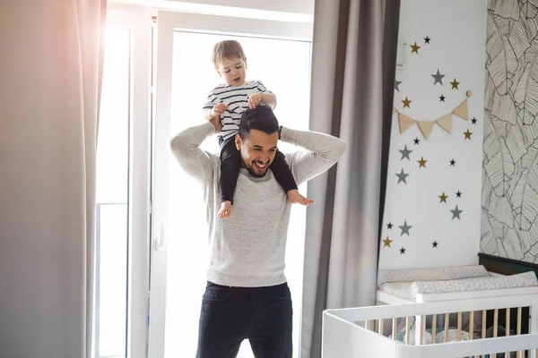 Papá Cuidando Pequeño Hijo Casa — Foto de Stock