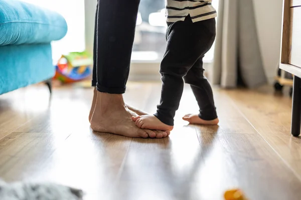 Bébé Fils Debout Sur Les Pieds Des Mères — Photo