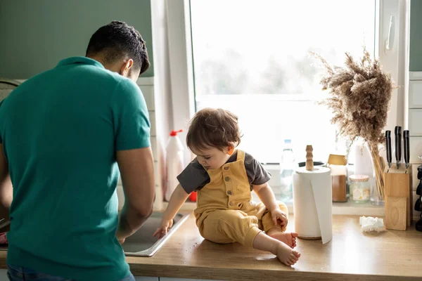 Père Avec Son Jeune Enfant Dans Cuisine Maison — Photo