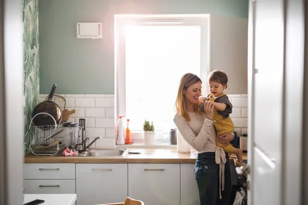 Jonge Moeder Met Kind Keuken — Stockfoto