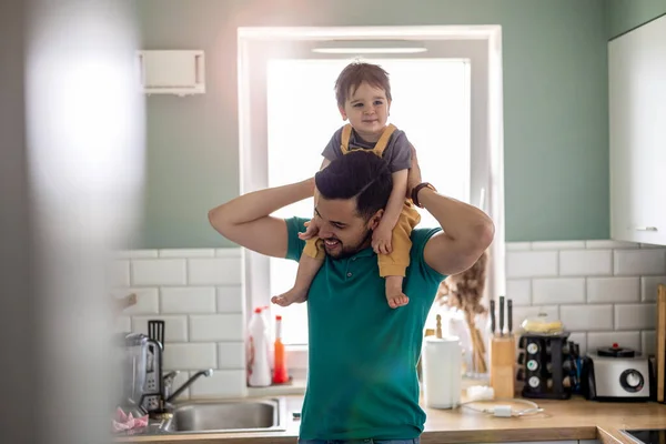 Père Avec Son Jeune Enfant Dans Cuisine Maison — Photo