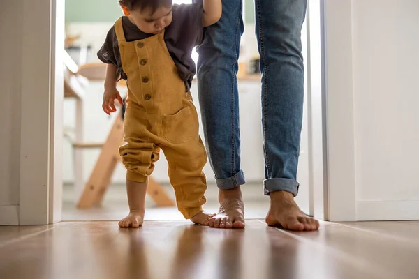 Petit Garçon Apprenant Marcher Avec Son Père Côté Lui Maison — Photo