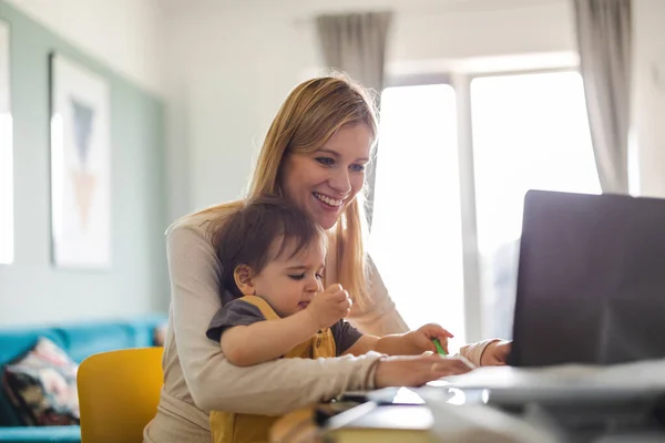 Madre Trabajando Ordenador Portátil Con Niño Sentado Regazo — Foto de Stock