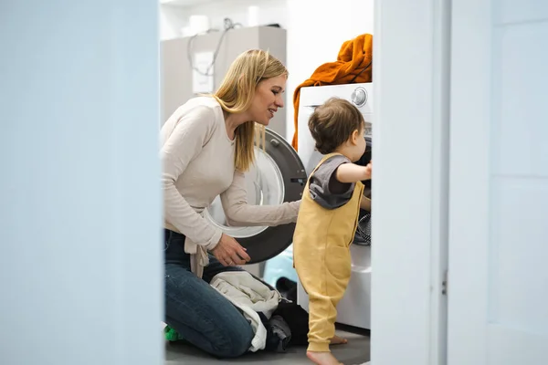 Anne Oğul Çamaşır Makinesini Yüklüyor — Stok fotoğraf