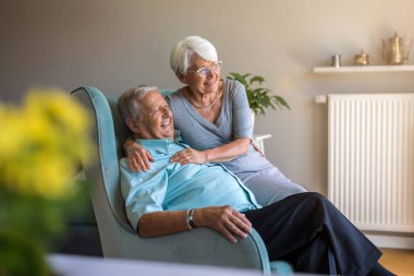 Evde mutlu bir çift var.