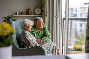 Evde mutlu bir çift var.