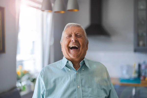 Gelukkige Oudere Man Lacht Zijn Huis — Stockfoto