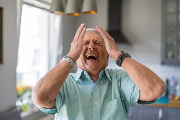 Gelukkige Oudere Man Lacht Zijn Huis — Stockfoto