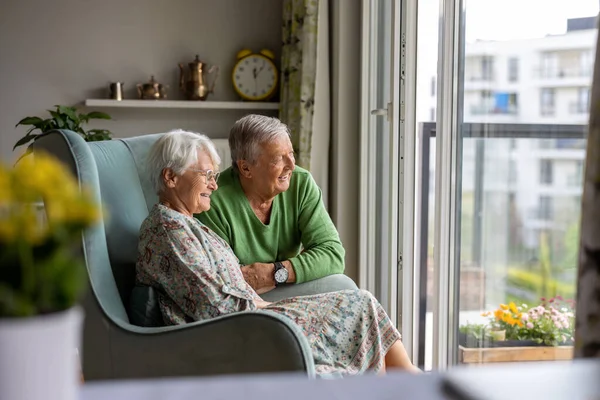 Evde mutlu bir çift var.