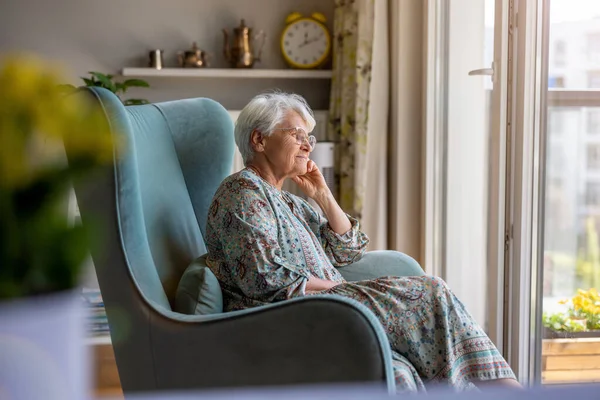 Donna Anziana Seduta Una Poltrona Nella Sua Casa — Foto Stock