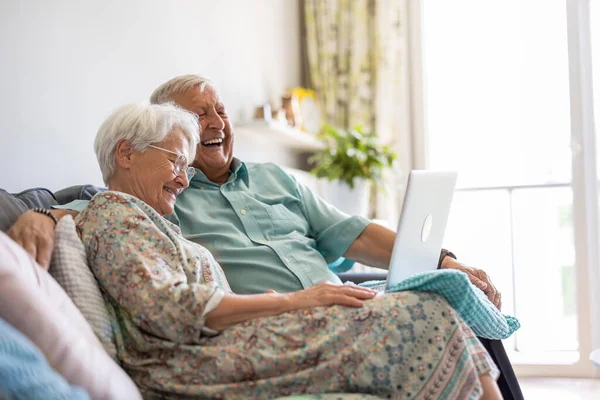 Feliz Pareja Ancianos Utilizando Ordenador Portátil Casa — Foto de Stock