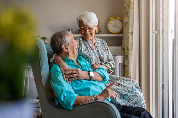 Ευτυχισμένο Ζευγάρι Ηλικιωμένων Στο Σπίτι — Φωτογραφία Αρχείου