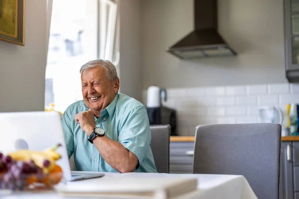 Anciano Usando Portátil Mesa Cocina — Foto de Stock