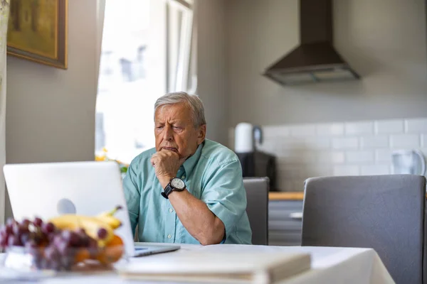 Uomo Anziano Che Sta Affrontando Suoi Problemi Finanziari — Foto Stock