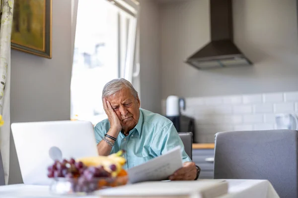 Senior Man Gaat Door Zijn Financiële Problemen — Stockfoto