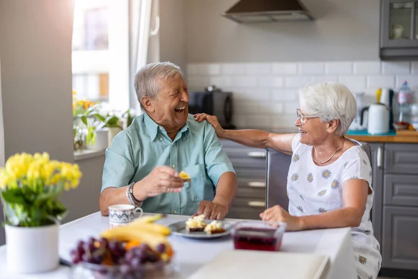 Oudere Paar Met Ontbijt Fastand Praten — Stockfoto