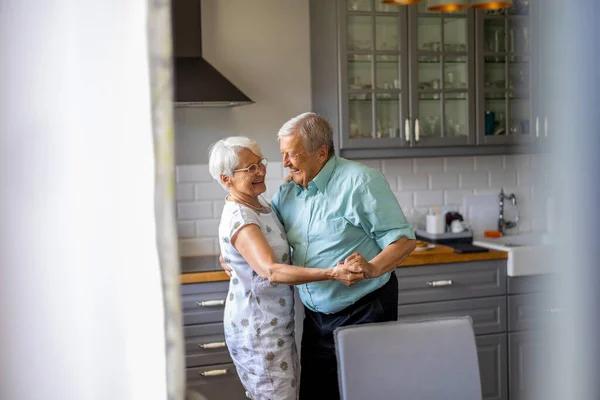 Coppia Anziani Che Balla Nella Loro Cucina — Foto Stock