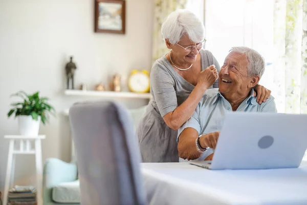 Feliz Pareja Ancianos Utilizando Ordenador Portátil Casa — Foto de Stock
