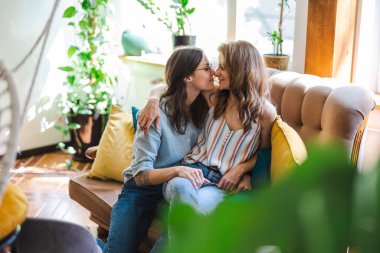 Mutlu, sevecen lezbiyen çift evde.