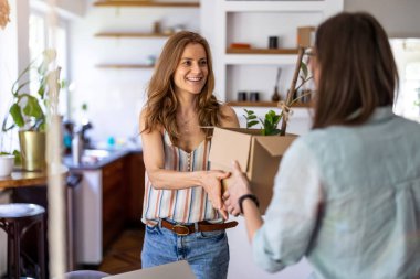 Yeni evlerini döşeyen mutlu lezbiyen çift