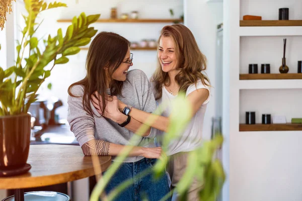 Mutlu, sevecen lezbiyen çift evde.