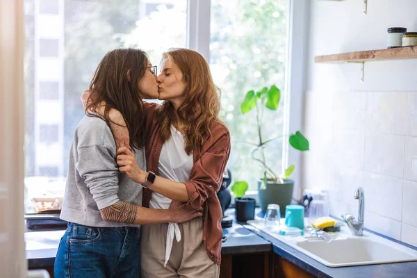 Lesbianas Pareja Besándose Casa —  Fotos de Stock