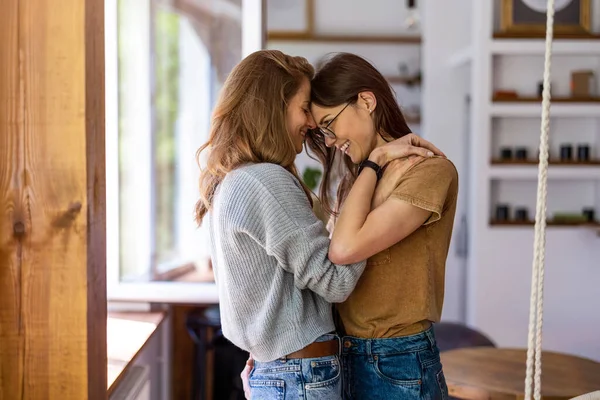 Feliz Pareja Lesbiana Cariñosa Casa —  Fotos de Stock