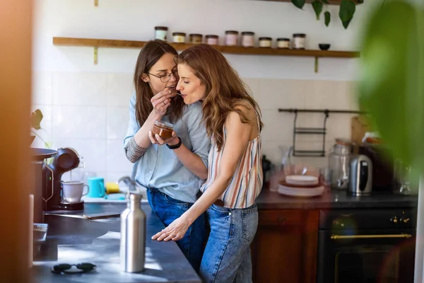 Duas Mulheres Passam Tempo Cozinha Casa — Fotografia de Stock