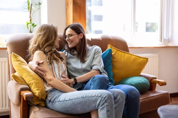Gelukkig Aanhankelijk Lesbisch Paar Thuis — Stockfoto