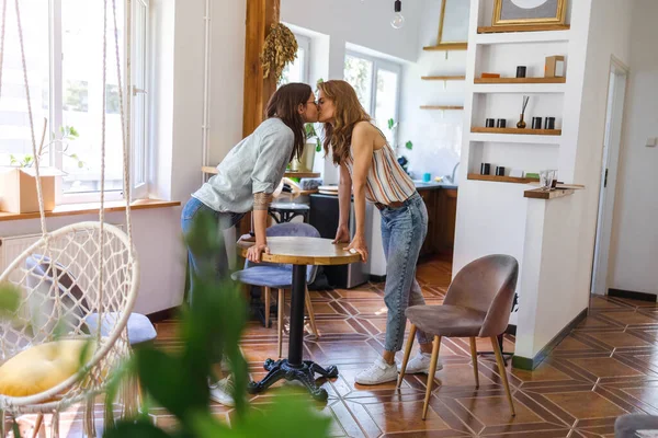 Pasangan Lesbian Berciuman Rumah Mereka — Stok Foto