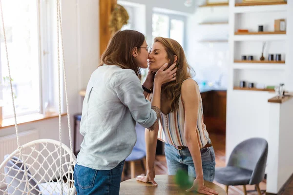 Lesbianas Pareja Besándose Casa — Foto de Stock