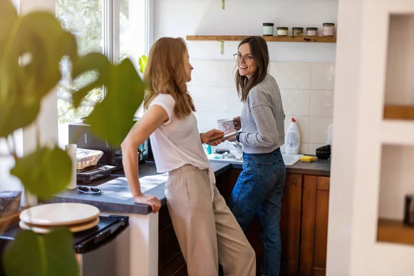 Två Kvinnor Tillbringar Tid Köket Hemma — Stockfoto