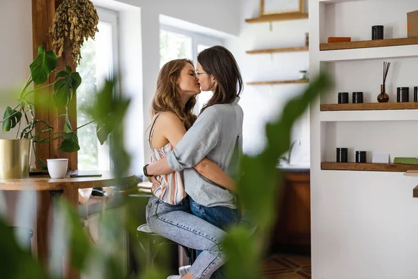 同性恋夫妇在家里接吻 — 图库照片