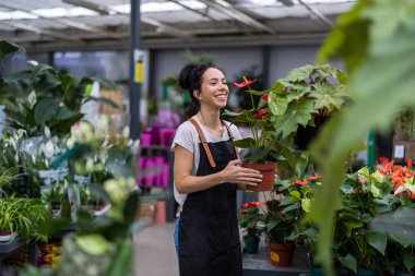 Bahçe merkezinde çalışan bir kadın.