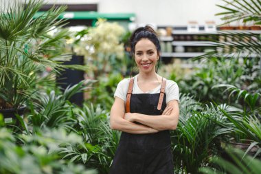Bahçe merkezinde çalışan bir kadın.