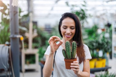 Bahçe merkezinde çalışan bir kadın.